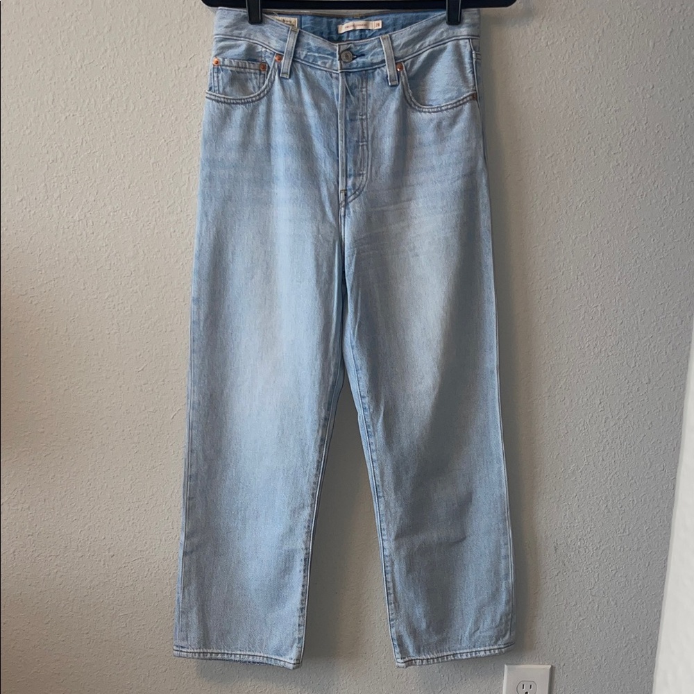 Levi's Ribcage Straight Crop Jeans in Light Wash